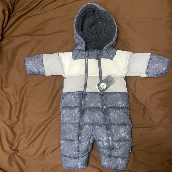 Volcom snow suit, zipper. Double layer fleece.  Very warm - Picture 1 of 4